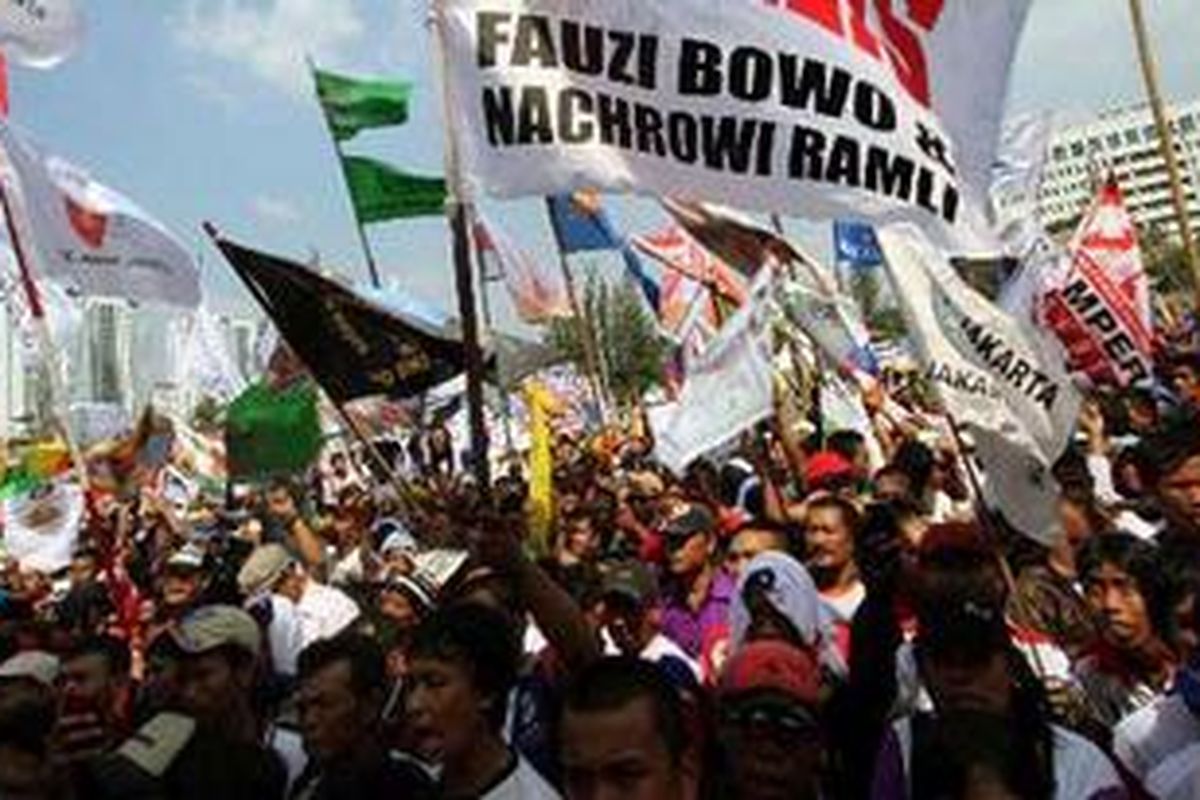 Massa pendukung Calon Gubernur dan Wakil Gubernur DKI Jakarta, Fauzi Bowo dan Nachrowi Ramli, saat melakukan kampanye terbuka di Stadion Soemantri Brodjonegoro, Jakarta Selatan, Sabtu (30/6/2012). Fauzi Bowo dan Nachrowi Ramli maju dalam Pilkada DKI Jakarta 2012, dengan nomor urut 1.  