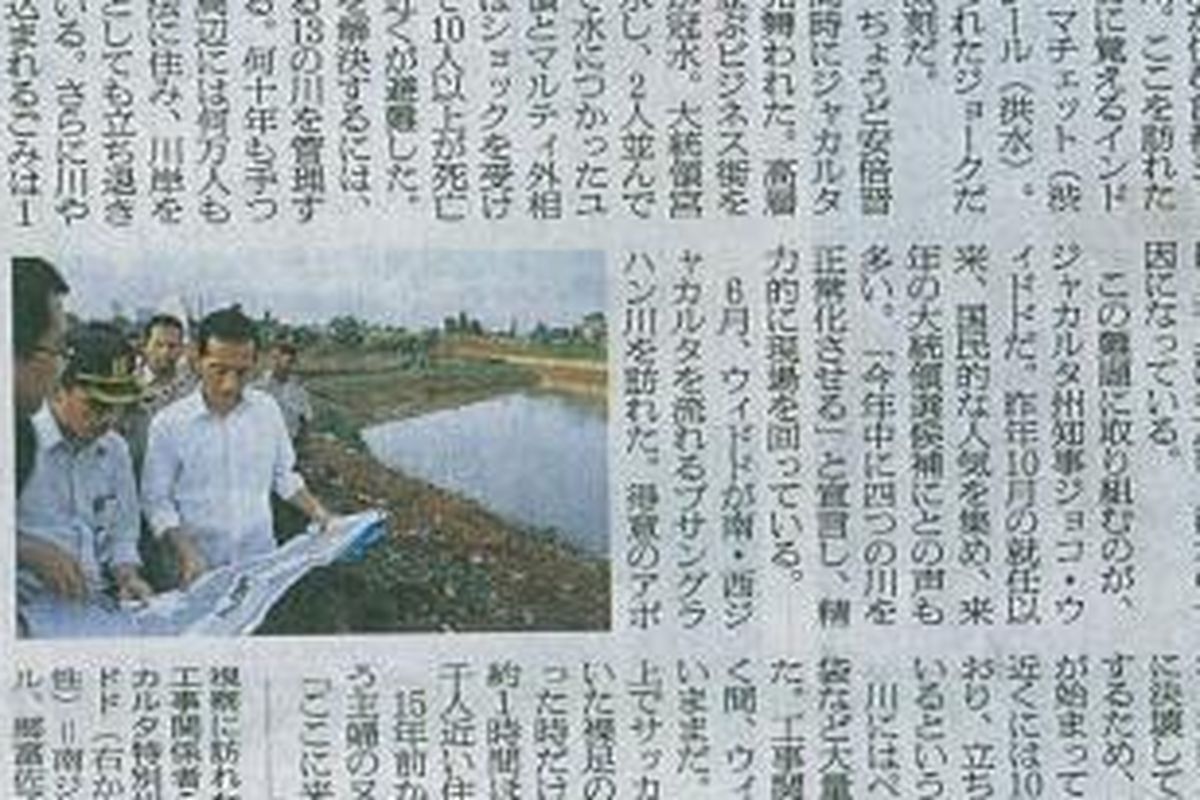 Foto Jokowi tengah meninjau Sungai Pesanggrahan dimuat bersama artikel di koran Asahi Shimbun, Jepang yang mengulas sepak terjangnya mengatasi banjir.