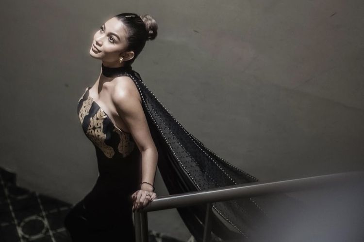 Ariel Tatum pakai batik Kamoro Papua bernuansa hitam dan emas.