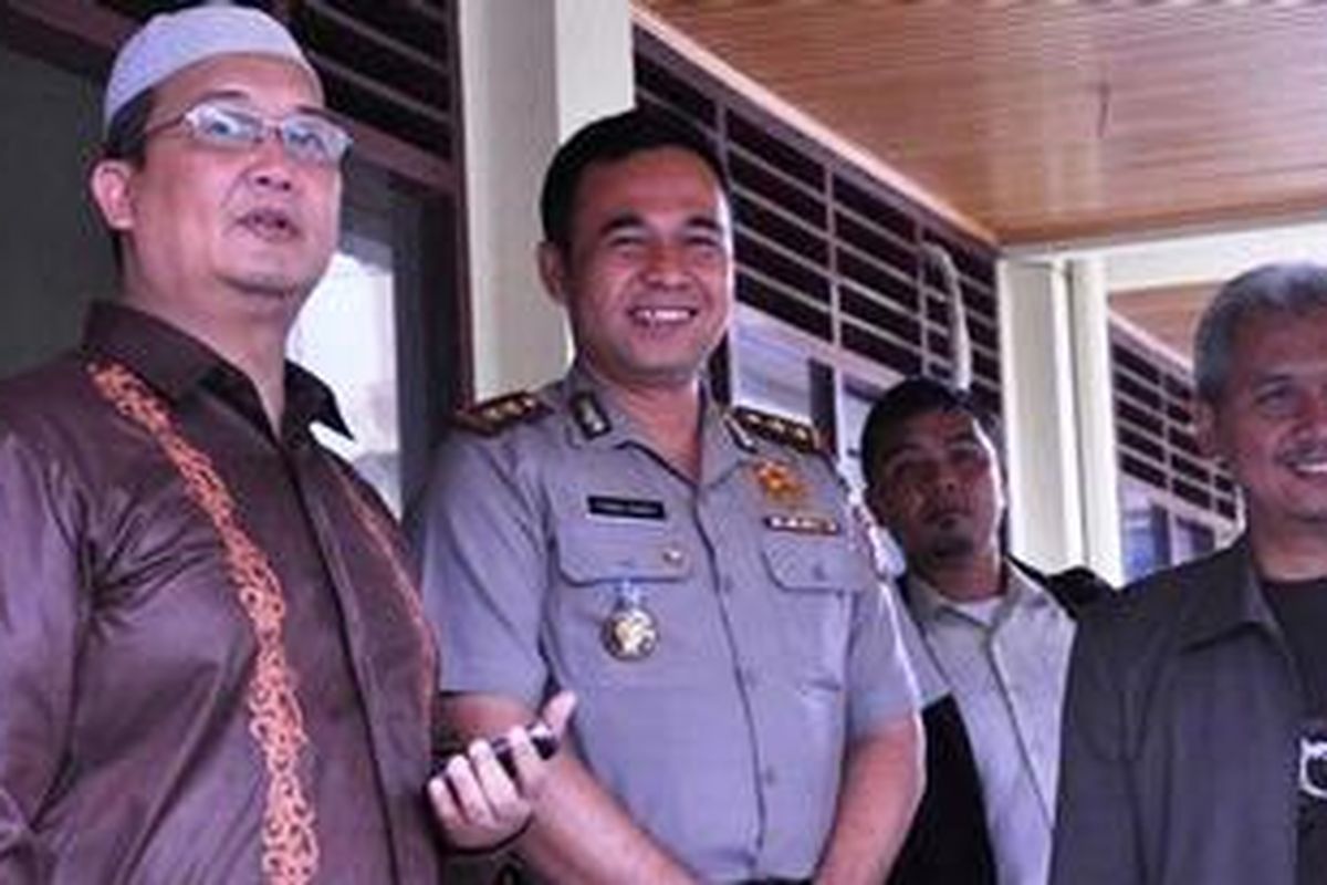 Ketua Badan Penegak Disiplin Organisasi DPP PKS Aus Hidayat Nur (kiri) seusai menemui Kepala Polresta Gorontalo Ajun Komisaris Besar Yozal Zaen (tengah), Rabu (2/3/2011), di Markas Polresta Gorontalo, Provinsi Gorontalo. Kedatangan Aus untuk mengumpulkan bukti-bukti dugaan keterlibatan DD, kader PKS di DPRD Kota Gorontalo, dalam sebuah kasus judi.  