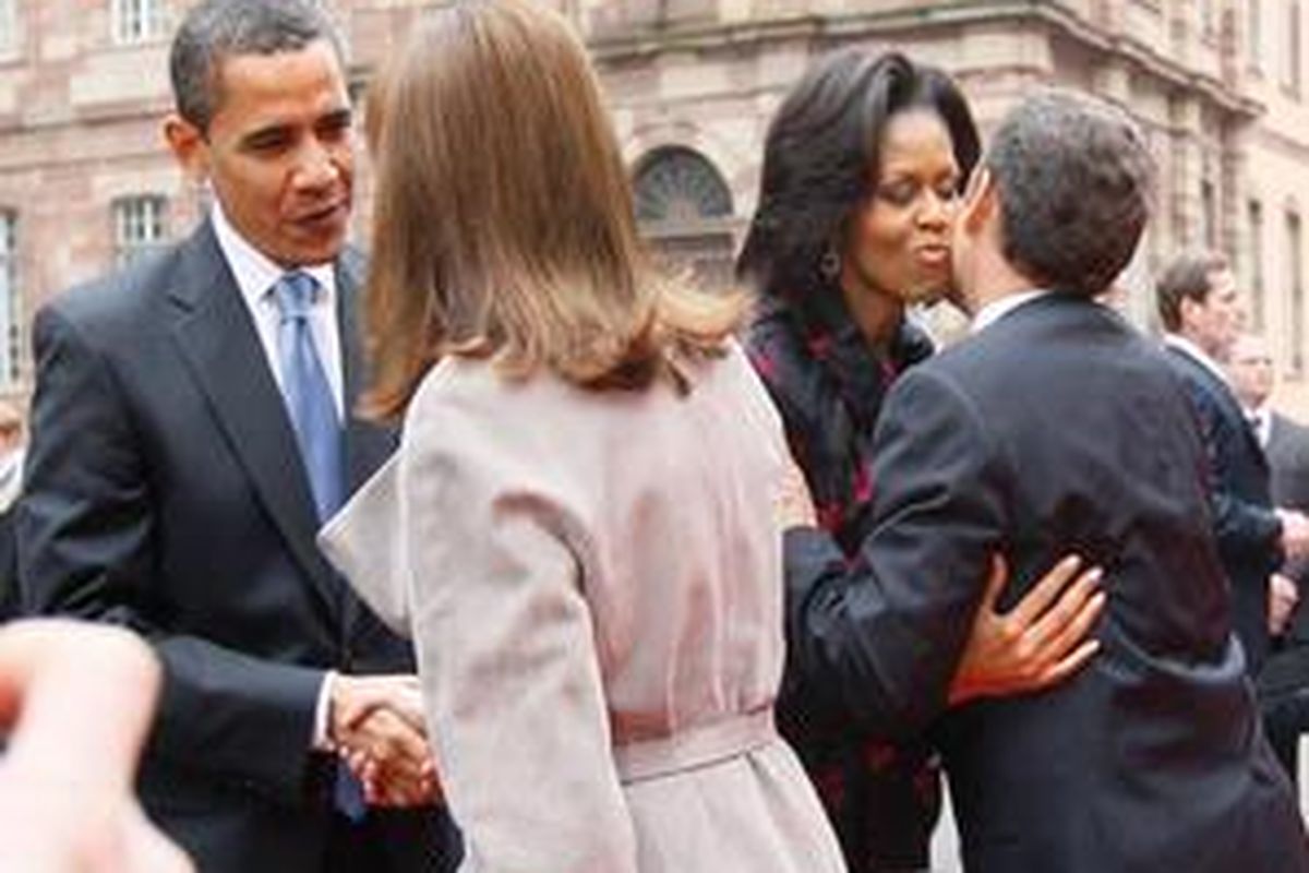 Presiden AS Barack Obama dan Michelle disambut Presiden Perancis Nicolas Sarkozy dan istrinya Carla Bruni di Palais Rohan di Strasbourg, Perancis, Jumat (3/4). 
