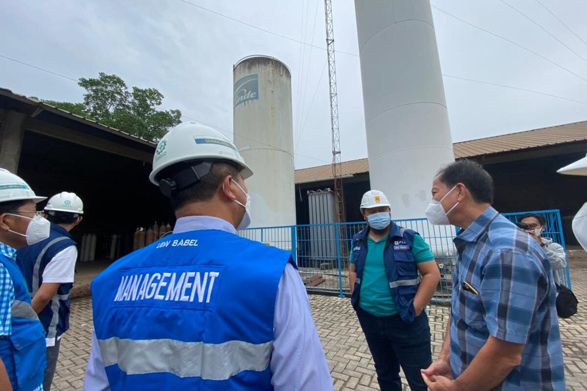 Monitoring pasokan listrik untuk industri oksigen di Kepulauan Bangka Belitung, Kamis (15/7/2021).