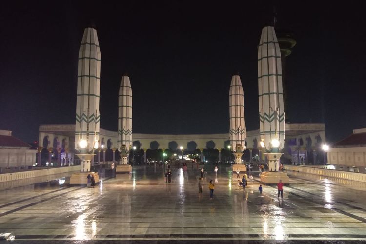 Pelataran Masjid Agung Jawa Tengah malam hari