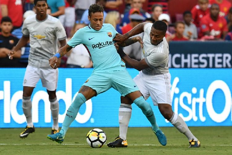 Neymar dan Antonio Valencia berebut bola dalam pertandingan ICC 2017 antara Barcelona dan Manchester United di Maryland, Rabu (26/7/2017). 