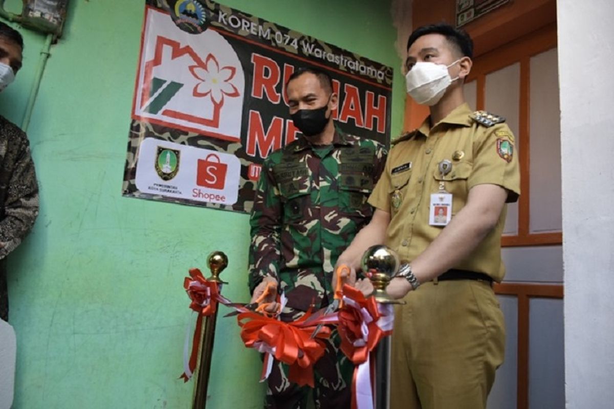 Gibran Rakabuming bersama Kolonel Inf Deddy Suryadi saat meresmikan program Rumah Melati untuk warga