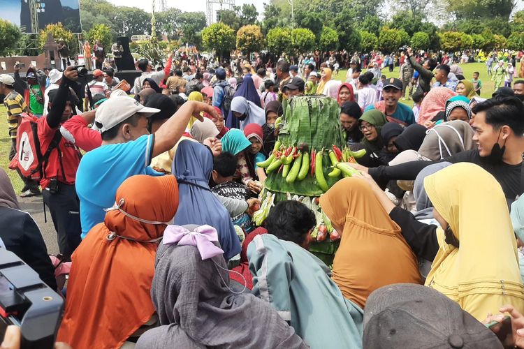 Ribuan warga berdesakan berebut gunungan hasil bumi dalam peringatan Harjalu ke 767, Kamis (15/12/2022).