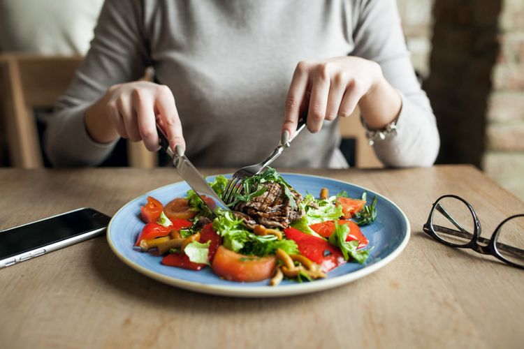 Salah satu cara menurunkan berat badan di usia 40 tahun adalah dengan menyesuaikan kembali jumlah kalori dan pola makan. Sebab, metabolisme tubuh akan semakin menurun ketika memasuki usia 40 tahun