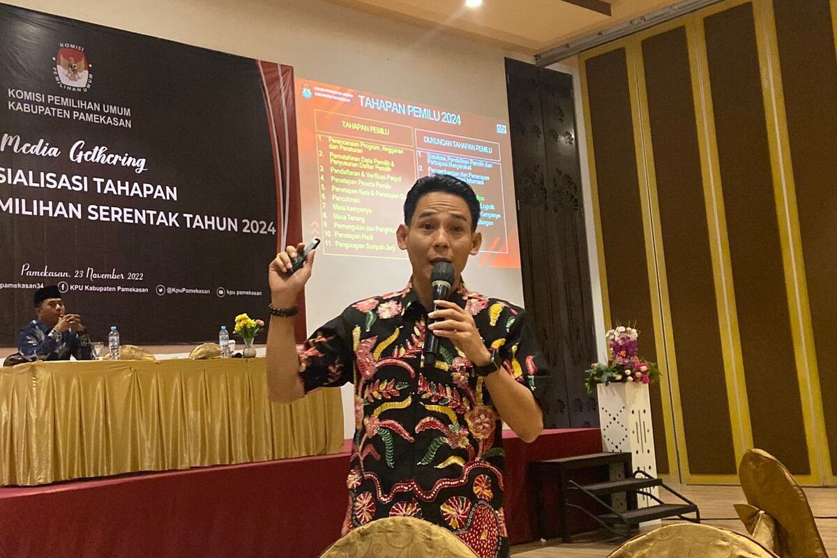Komisioner KPU Kabupaten Pamekasan, Fathorrahman saat memaparkan perombakan Daerah Pemilihan (Dapil) Pemilu Legislatif 2024 mendatang, Rabu (23/11/2022).