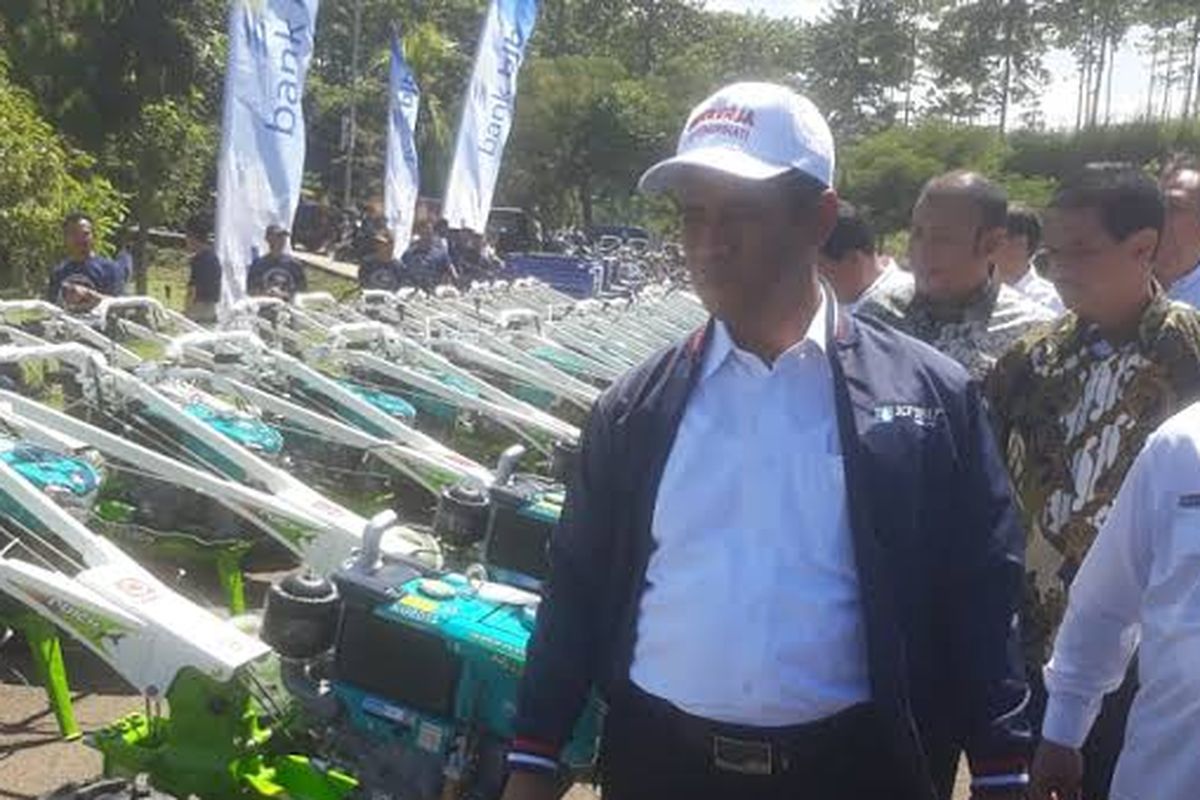 Menteri Pertanian Andi Amran Sulaiman mengecek kondisi 1000 traktor yang akan diserahkan ke petani di Bandung Barat.