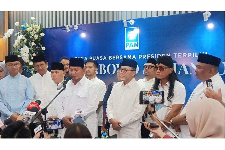 Prabowo Subianto bersama Ketua Umum PAN Zulkifli Hasan (Zulhas) saat memberikan keterangan pers usai menghadiri acara Buka Puasa Bersama Presiden Terpilih Prabowo Subiantro di Kantor Dewan Pimpinan Pusat (DPP) PAN, Jakarta, Kamis, (21/3/2024). 