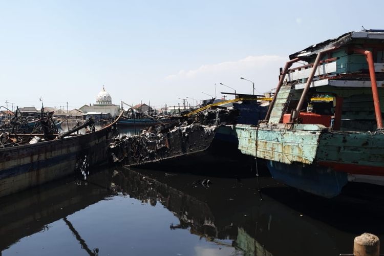Bangkai sisa kapal terbakar di Pelabuhan Perikanan Pantai (PPP) Tegalsari, Kota Tegal, Jumat (18/8/2023). 