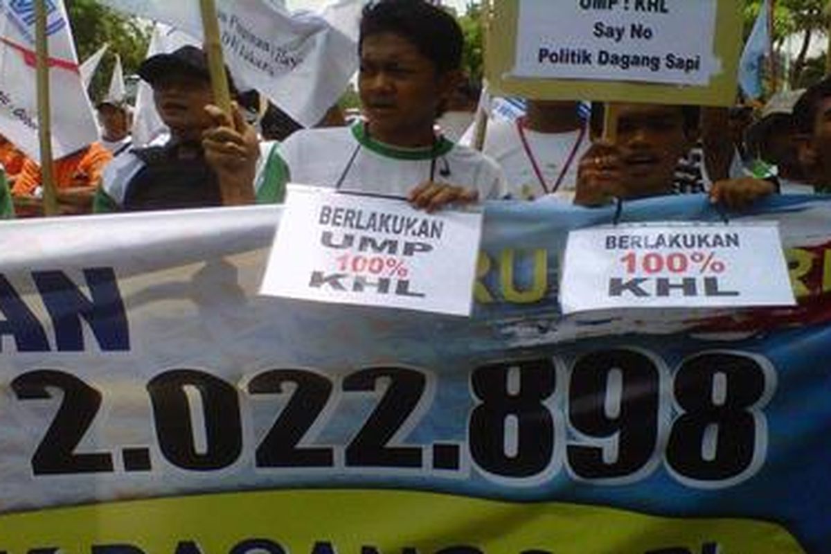 Massa dari berbagai elemen, Jumat (21/10/2011) berunjuk rasa di depan Balai Kota DKI Jakarta. Mereka menuntut UMP 2012 Ro 2 juta per bulan.