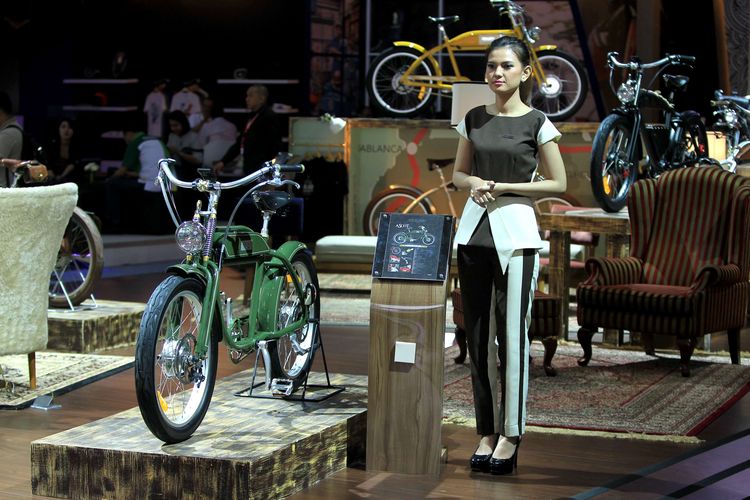 Sepeda listrik produksi Italjet Italia dipamerkan dalam Indonesia International Motor Show (IIMS) 2015 di JIExpo Kemayoran, Jakarta, Rabu (19/8/2015). IIMS 2015 diikuti lebih dari 50 merek mobil dan sepeda motor akan berlangsung hingga 30 Agustus mendatang.  KOMPAS IMAGES/KRISTIANTO PURNOMO