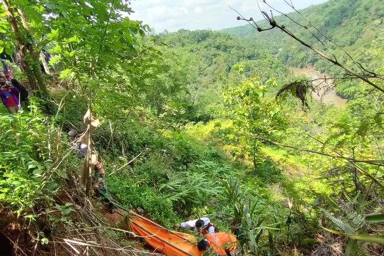 Petugas Inafis Satreskrim Polresta Tasikmalaya bersama TNI, BPBD dan warga setempat sedang mengevakuasi mayat yang dimakan kerumunan biawak di lembah bukit Sungai Citanduy bagian dari Bendungan Leuwi Keris, Manonjaya, Kabupaten Tasikmalaya, Jumat (20/11/2020).