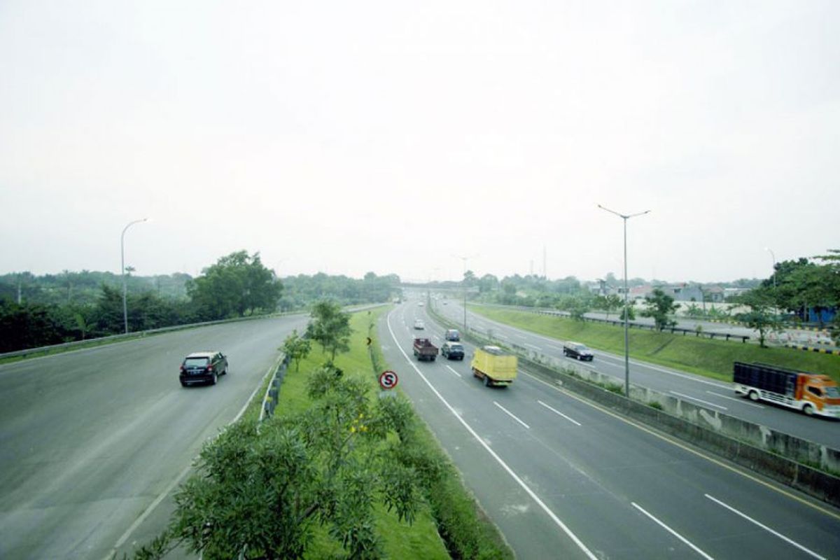 Jalan tol BSD, yangn menghubungkan Serpong dan Pondok Aren, Tangerang Selatan. 