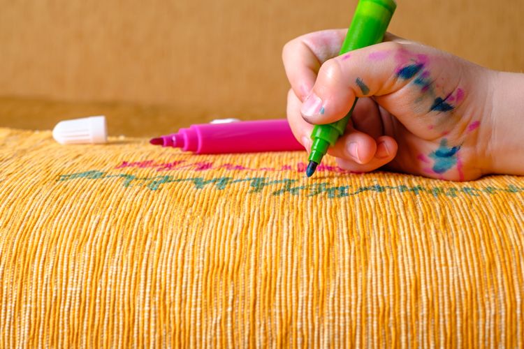Ilustrasi anak-anak mencoret sofa dengan spidol. 