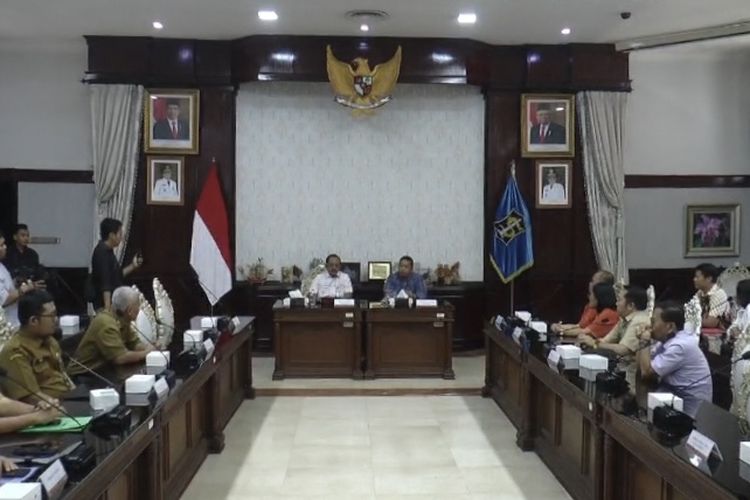 Wakil Wali Kota Surabaya, Armuji, saat pertemukan lagi pihak sekolah Petra dengan perwakilan RW usai perseteruan soal iuran keamanan, Selasa (6/8/2024).