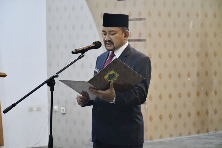 Bupati Pemalang Anom Widiyantoro memberikan sambutan dalam pelantikan Pj Sekda Pemalang, Jumat (24/10/2025).