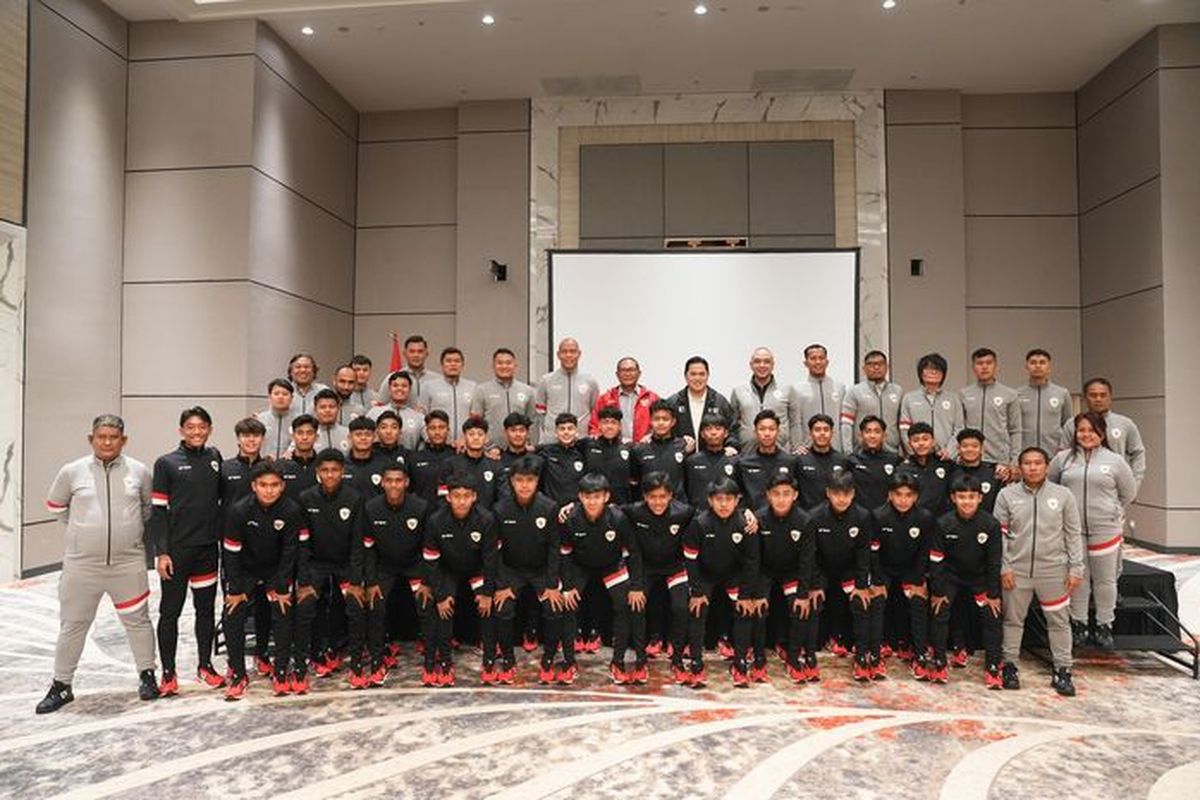 Timnas U17 Indonesia foto bersama siap menjalani Piala Asia U17 2025.