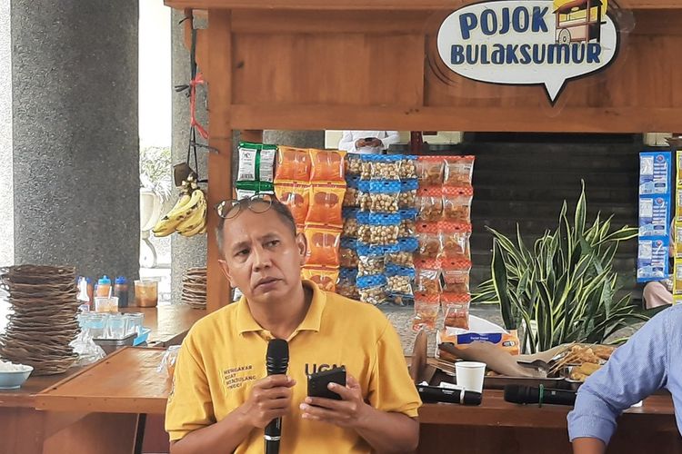 Dosen Fisipol UGM Mada Sukmajati saat di acara Pojok Bulaksumur dengan tema "Dari Janji ke Aksi : 100 hari Program Kerja Prabowo - Gibran" yang digelar di selasar Gedung Pusat UGM, Jumat (7/02/2025).