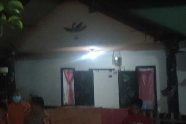 MM (33) Seorang Pria asal Desa Sangiang Kecamatan Rancaekek, Kabupaten Bandung tewas dibacok di depan rumahnya sendiri. Kesaksian sang Adik Santi (23) korban dan salah satu pelaku saling mengenal.