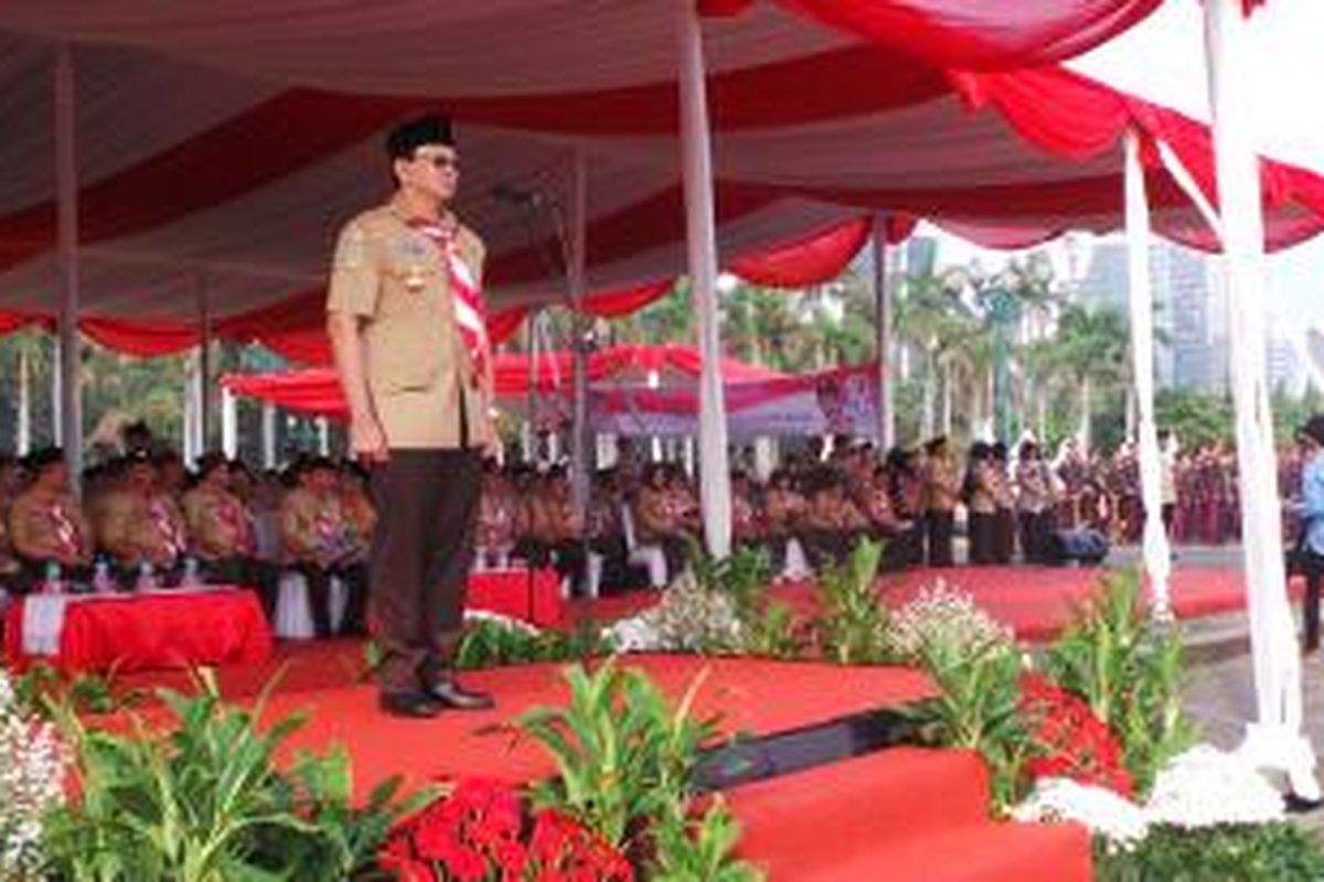 Gubernur DKI Jakarta Basuki Tjahaja Purnama saat memimpin upacara pada Peringatan Hari Pramuka ke-54, di Lapangan Monas, Jumat (14/8/2015).  