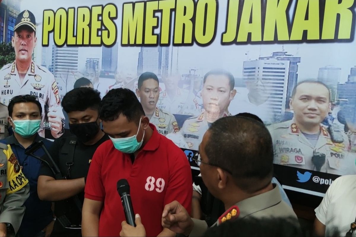 Salah satu pelaku begal terhadap perwira marinir Kolonel Pangestu Widiatmoko menyerahkan diri. Pelaku berinisial RA (27) tersebut datang ke Polres Metro Jakarta Pusat dan mengakui perbuatannya. 