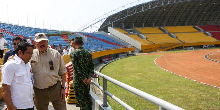 Gubernur Sumsel Alex Noerdin meninjau pengerusakan kursi di stadion Glora Jakabaring Palembang, Senin (23/7/2018)