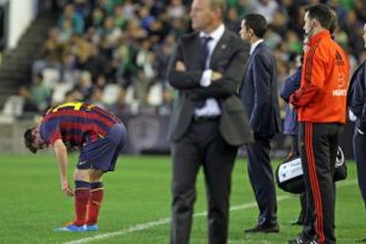 Striker Barcelona, Lionel Messi (kiri), mengalami cedera pada laga melawan Real Betis di Stadion Benito Villamarin, Sevilla, Minggu (10/11/2013). Messi didiagnosi mengalami cedera bisep pada kaki kirinya.