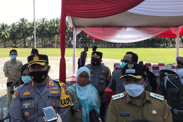 Bupati Jember Hendy Siswanto bersama Kapolres Jember AKBP Arif Rachman Arifin usai apel pagi Senin (26/4/2021)