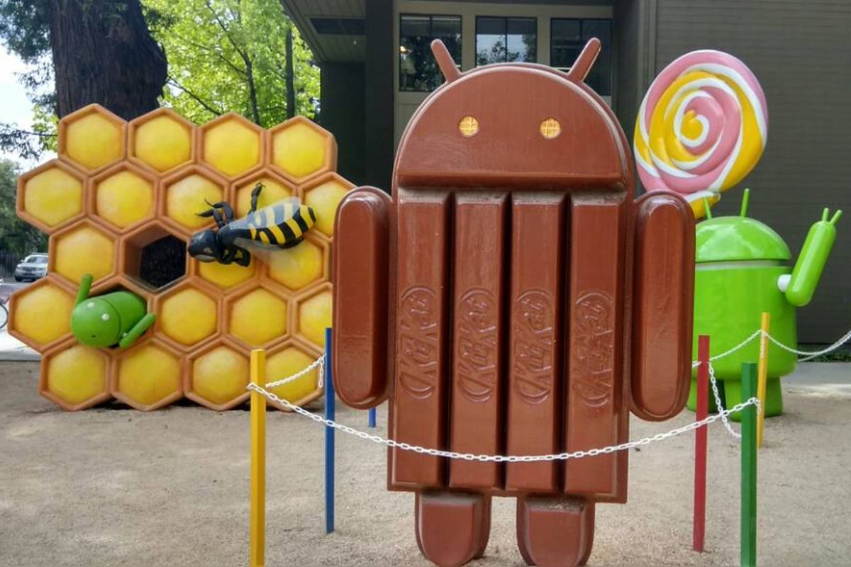 Patung logo-logo Android di Googleplex, kantor pusat Google di Mountain View, AS.