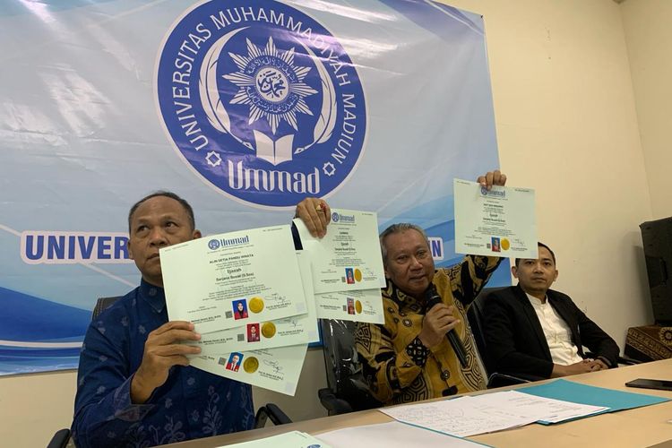 Rektor Universitas Muhammadiyah Madiun (UMMAD), Sofyan Anif menunjukkan 35 ijazah mahasiswa yang tidak ditandantangani mantan Dekan Fisip, Mahfudz Daroini di Kampus 1 UMMAD, Rabu (3/4/2024). Sofyan menjelaskan 35 ijazah yang diterbitkan UMMAD dan ditandatangani Direktur Akademik, Harun Joko Prayitno legal lantaran sudah sesuai dengan aturan yang ada.