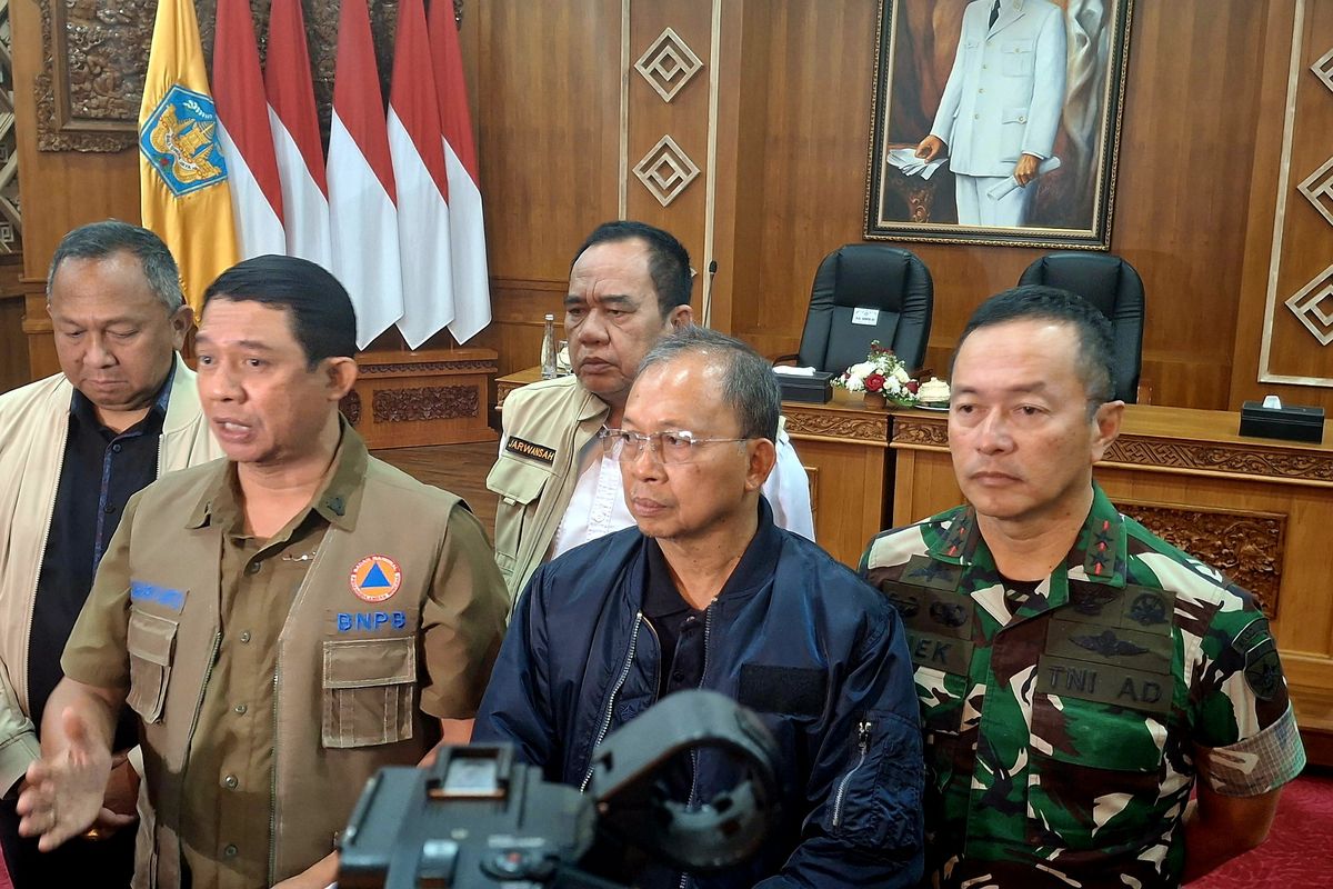 Kepala Badan Nasional Penanggulangan Bencana (BNPB) Suharyanto didampingi Gubernur Bali Wayan Koster saat konferensi pers di rumah jabatan Gubernur Bali, pada Rabu (10/9/2025).