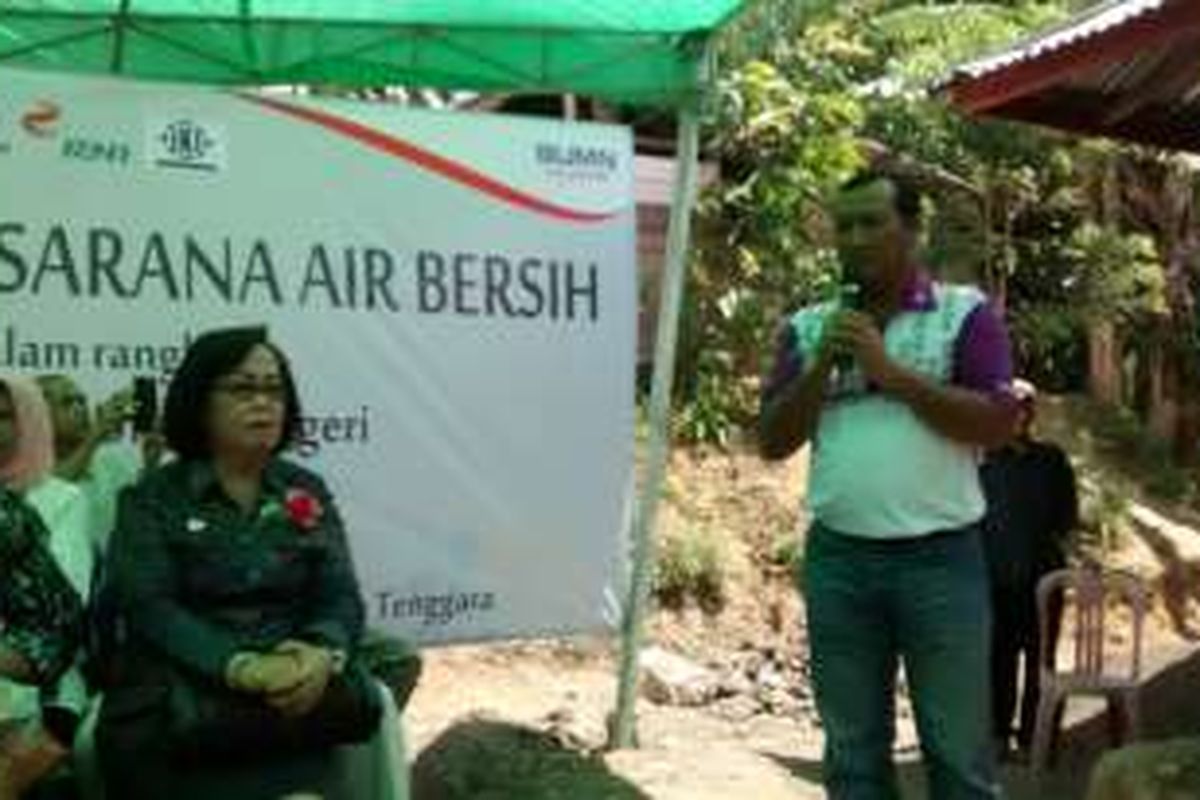 Direktur Utama RNI Didik Prasetyo meninjau pembangunan fasilitad air bersih di Desa Tombatu 3, Kabupaten Minahasa Tenggara, Minggu (14/8/2016)