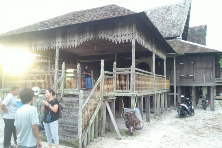 Astana Alnursari, di Kotawaringin Lama, Kalimantan Tengah merupakan salah satu warisan budaya tempat tinggal Raja Kotawaringin.