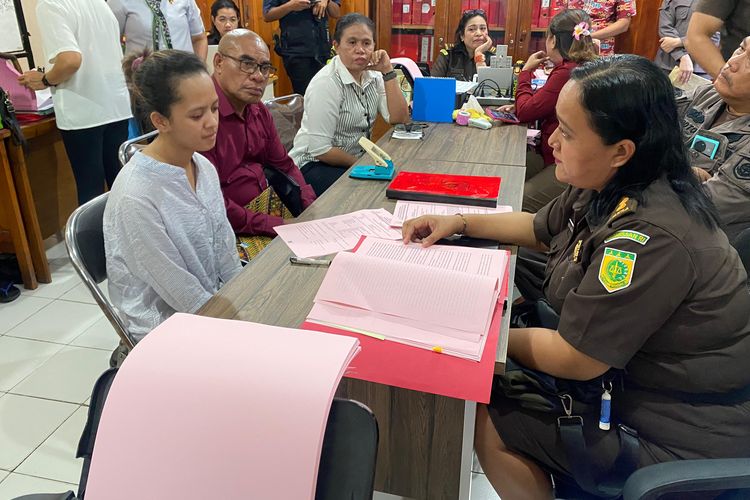 Stefani Heidi Doko Rehi alias Fani (20) (kiri baju putih), pelaku perdagangan anak di bawah umur, saat diperiksa jaksa