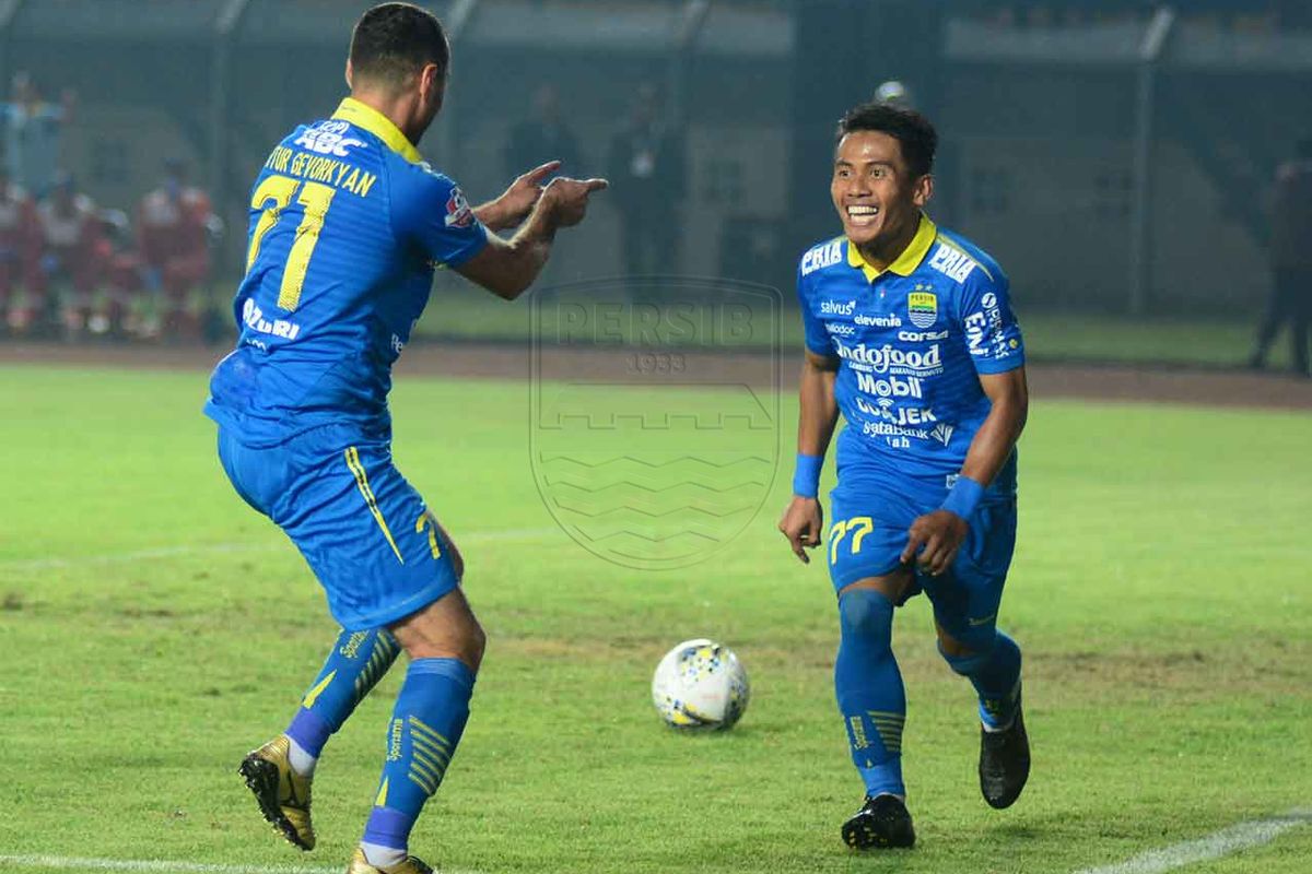 Pemain Persib Bandung, Ghozali Siregar dan Artur Gevorkyan merayakan gol ke gawang Persipura Jayapura dalam pertandingan yang berlangsung di Stadion Si Jalak Harupat, Kabupaten Bandung, Sabtu (18/5/2019). Persib salah satu klub sepak bola yang berminat untuk menjadi perusahaan publik di BEI.