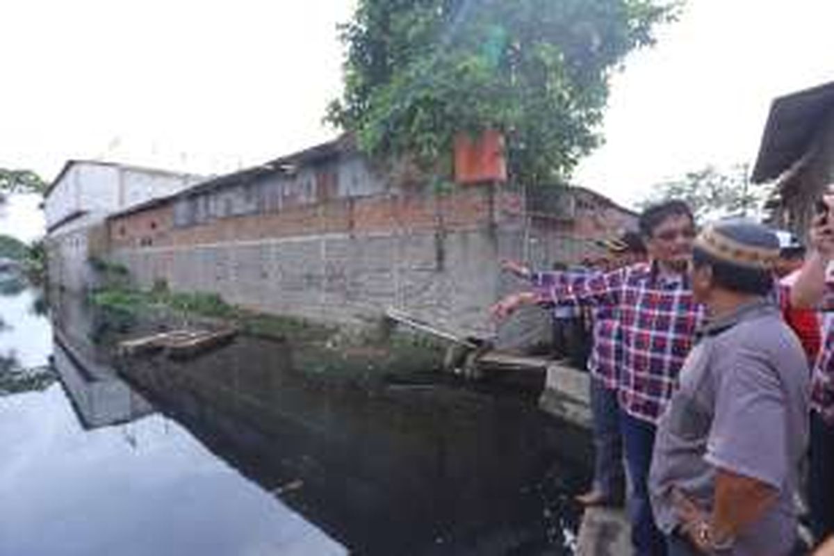 Calon wakil gubernur DKI Jakarta nomor urut 2, Djarot Saiful Hidayat saat kampanye di Kalideres, Jakarta Barat. Rabu ( 07/12/2016). Djarot berdiskusi mengenai banjir dengan warga setempat. 