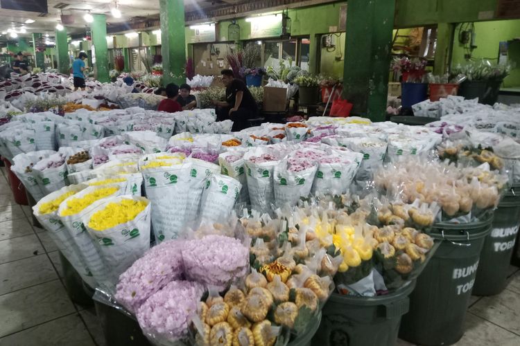 Pedagang menggelar bunga-bunga potong yang masih segar baik lokal maupun impor di dalam Pasar Bunga Rawa Belong, Senin (22/1/2024).