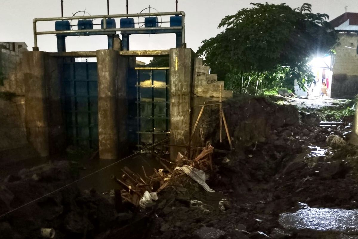 Dinding Bozem di Surabaya Jebol akibat Hujan Lebat, Permukiman Terendam Banjir