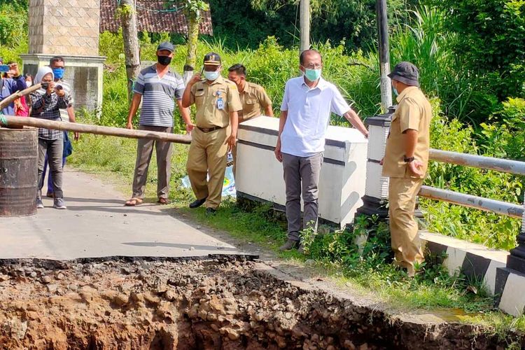 Bupat Magetan melihat langsung jembatan yang dibangun jaman Belanda yang abrol pasca diterjang banjir karena intensitas hujan yang tinggi beberapa hari terakhir.