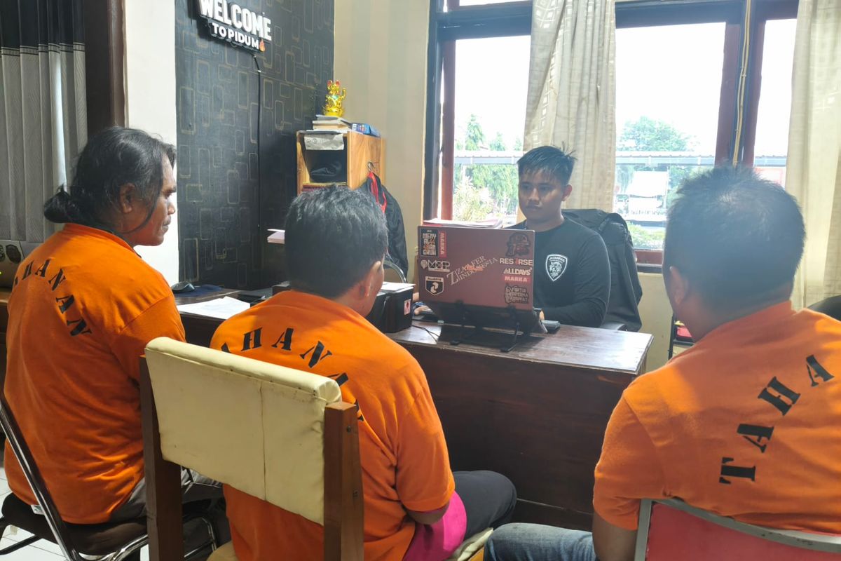 Ketiga tersangka saat diinterogasi penyidik di Mapolres Situbondo Polda Jatim, Minggu (14/12/2025). Tiga orang ini membantu pelaku yang mengaku habib yang bisa menggandakan uang.