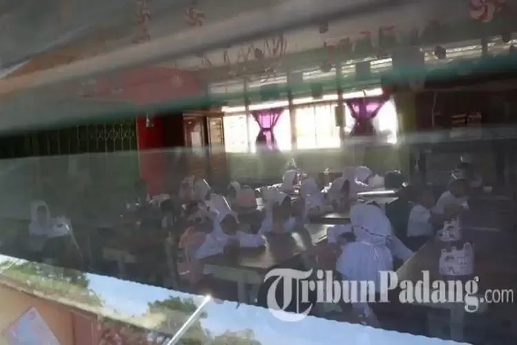 Gerbang SDN 10 Lambung Bukit Padang Amblas akibat Banjir, 56 Siswa Terpaksa Lewat Jalur Belakang