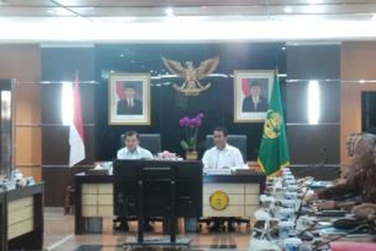 Wapres Jusuf Kalla memimpin rapat koordinasi di Kementerian Pertanian, Jakarta, Rabu (16/9/2015)