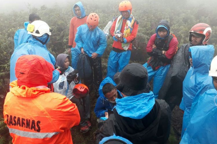 Tim SAR gabungan berhasil menemukan 2 orang pendaki yang tersesat di Gunung Bawakaraeng,  Rabu (2/1/2019).
