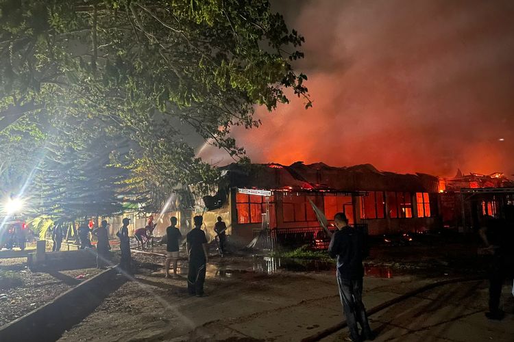 Petugas gabungan berjibaku memadamkan api kebakaran RSUD Puri Husada Indragiri Hilir, Riau, Selasa (18/7/2023) dini hari.
