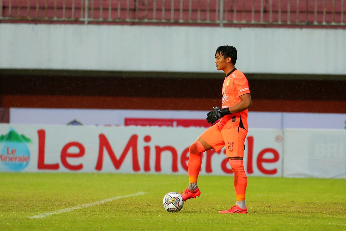 Penjaga gawang Persebaya Surabaya Ernando Ari Sutaryadi saat pertandingan pekan ke-12 Liga 1 2022-2023 melawan Barito Putera yang berakhir dengan skor 3-2 di Stadion Maguwoharjo Sleman, Selasa (6/12/2022). 