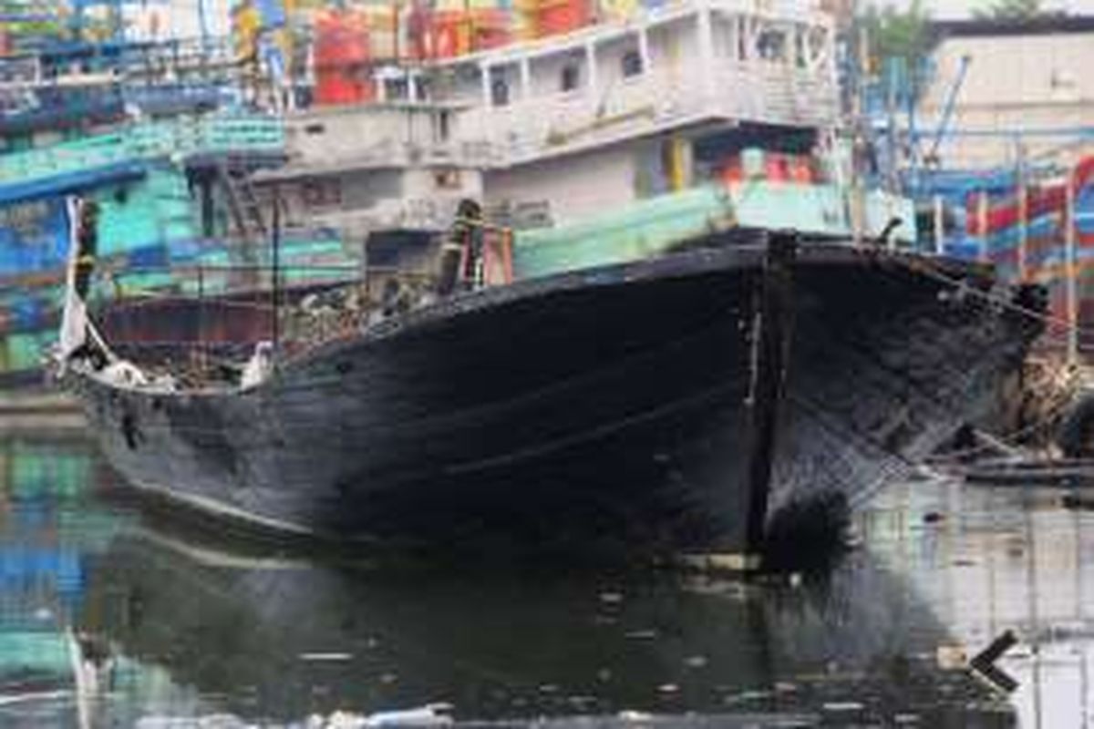 Bangkai kapal Zahro Express dipindahkan ke Docking Kapal Perikanan di Muara Angke, Jakarta Barat, Kamis (5/1/2017). Kapal Zahro Express yang sedang berlayar dari Pelabuhan Muara Angke menuju Pulau Tidung mengalami kebakaran pada Minggu (1/1/2017). Sedikitnya 23 penumpang tewas, beberapa luka-luka, dan sekitar 17 orang belum ditemukan.