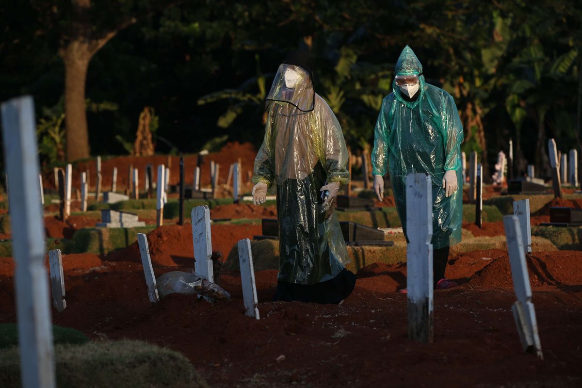 Warga melawat di pemakaman khusus Covid-19 di TPU Pondok Ranggon, Jakarta Timur, Rabu (30/9/2020). Pemerintah Provinsi DKI Jakarta memperluas lahan untuk pemakaman jenazah orang-orang yang meninggal dunia karena terkait dengan Covid-19 di Taman Pemakaman Umum (TPU) Pondok Ranggon, Jakarta Timur. Lahan diperluas karena jumlah jenazah yang dimakamkan dengan protokol Covid-19 terus bertambah setiap hari.