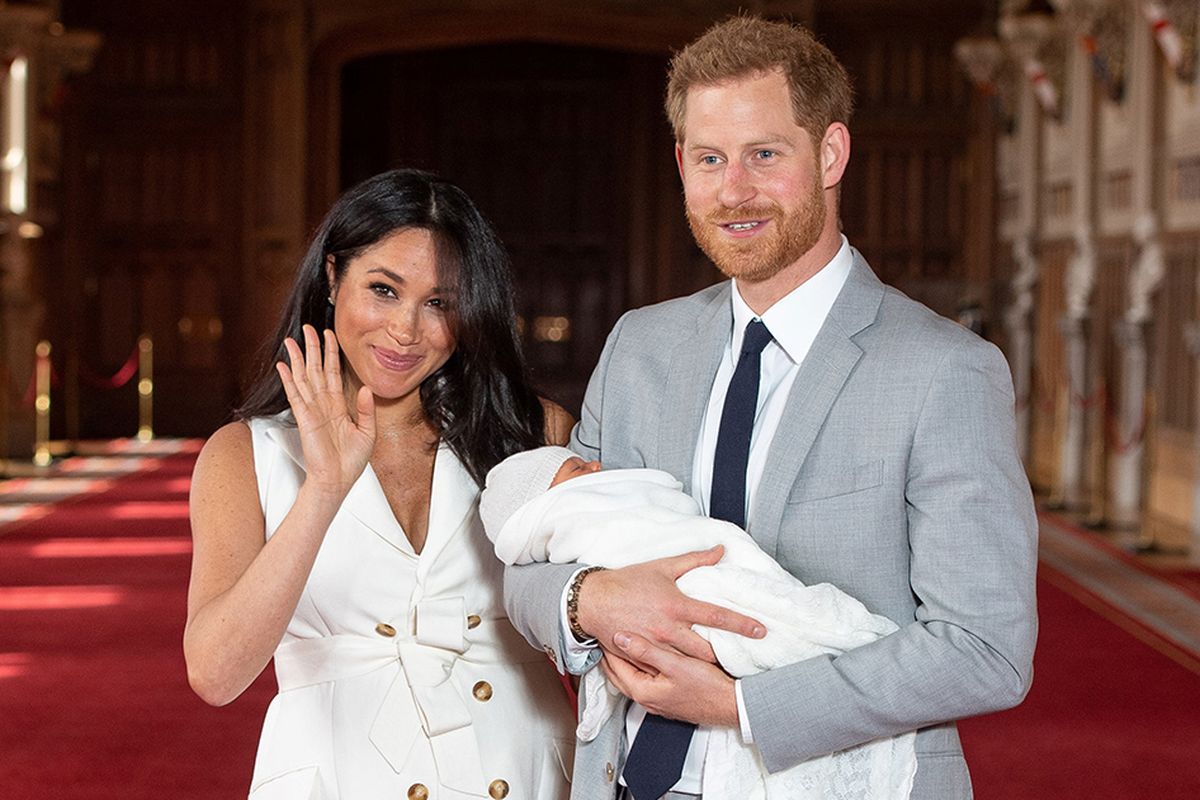 Pangeran Harry dan Meghan Markle memperkenalkan anak pertama mereka ke publik di St Georges Hall, Windsor Castle, London, Rabu (8/5/2019) waktu setempat. Anak yang mereka beri nama Archie Harrison Mountbatten-Windsor itu berada di urutan ketujuh suksesi kerajaan Inggris.